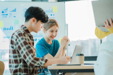 Asya Gençlik Takımı Girişim Fikirleri konferans odasında bir grup başarılı iş adamı: Genç girişimcilerin beyin fırtınası planlarıyla tanışın ve bir atölyede fikir alışverişinde bulunun.