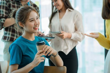 Asya Gençlik Takımı Girişim Fikirleri konferans odasında bir grup başarılı iş adamı: Genç girişimcilerin beyin fırtınası planlarıyla tanışın ve bir atölyede fikir alışverişinde bulunun.