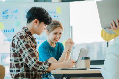 Asya Gençlik Takımı Girişim Fikirleri konferans odasında bir grup başarılı iş adamı: Genç girişimcilerin beyin fırtınası planlarıyla tanışın ve bir atölyede fikir alışverişinde bulunun.