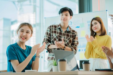 Asya Gençlik Takımı Girişim Fikirleri konferans odasında bir grup başarılı iş adamı: Genç girişimcilerin beyin fırtınası planlarıyla tanışın ve bir atölyede fikir alışverişinde bulunun.