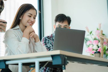 Asya Gençlik Takımı Girişim Fikirleri konferans odasında bir grup başarılı iş adamı: Genç girişimcilerin beyin fırtınası planlarıyla tanışın ve bir atölyede fikir alışverişinde bulunun.
