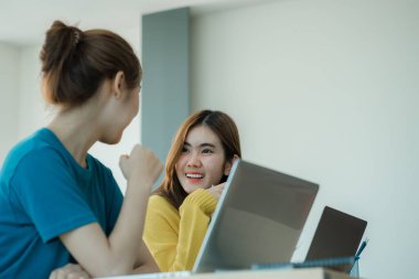 Asya Gençlik Takımı Girişim Fikirleri konferans odasında bir grup başarılı iş adamı: Genç girişimcilerin beyin fırtınası planlarıyla tanışın ve bir atölyede fikir alışverişinde bulunun.