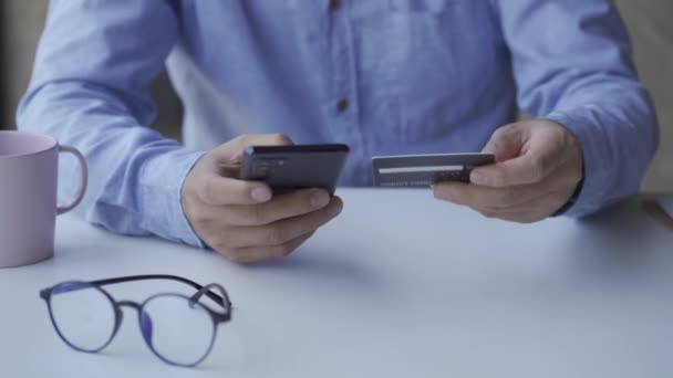 Tangan Seorang Pria Memegang Kartu Kredit Membayar Secara Online Dengan — Stok Video