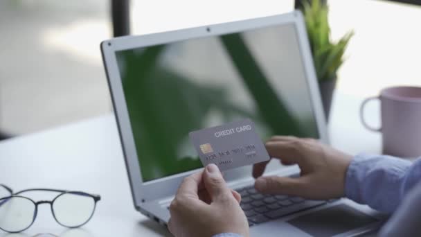 Uomo Mano Possesso Carta Credito Pagare Online Con Carta Credito — Video Stock