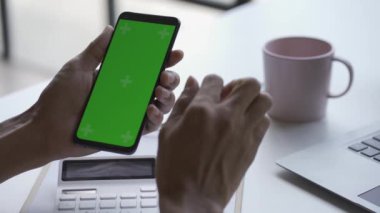 Akıllı telefonu kullanarak internet üzerinden iletişim kuran bir adam. Haberler aracılığıyla kaydet. Sosyal medyada telefon tutan Hindu adama mesaj gönder ve yeşil ekranlı yeni mobil uygulamanın tadını çıkar.