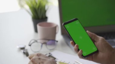 Akıllı telefonu kullanarak internet üzerinden iletişim kuran bir adam. Haberler aracılığıyla kaydet. Sosyal medyada telefon tutan Hindu adama mesaj gönder ve yeşil ekranlı yeni mobil uygulamanın tadını çıkar.