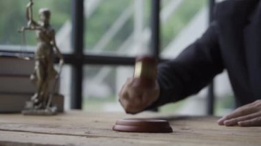 VIDEO 4k Slow Motion Judge Justice bürodaki masada.