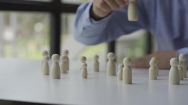 İlham verici liderlik, yetkilendirme, işletme, yönetici, takım çalışması, vizyon, strateji, nüfuz, rekabet, iş adamı elinde tahta bir bebek tutuyor..
