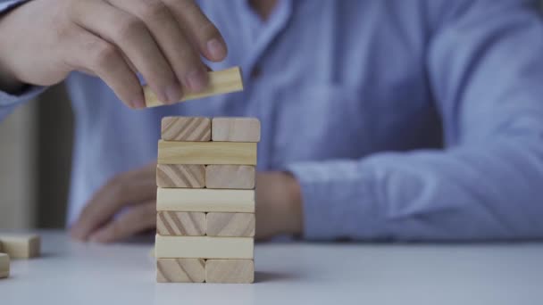 Adamının Elinde Tahta Bir Kuleye Yerleştirilmiş Domino Taşı Başarılı Büyüme — Stok video