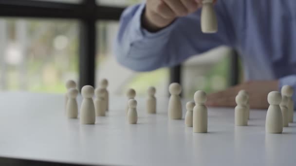インスピレーションに満ちたリーダーシップ エンパワーメント ビジネス マネージャー チームワーク ビジョン 影響力 木製人形を保持するビジネスマンの概念 — ストック動画