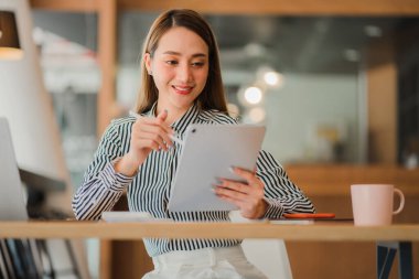 Dizüstü bilgisayardan finansal verilere bakan genç bir iş kadını, yeni başlayan bir kadının finansal belgelerini analiz ediyor, hesaplıyor ve inceliyor. finansal yönetim kavramı