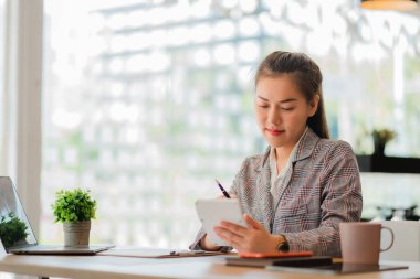 İş yerinde dizüstü bilgisayarda çalışan Asyalı iş kadını, başlangıç, iş adamı, çalışan, pazarlama konsepti, hesap, çevrimiçi finans, ekommerce, serbest meslek.