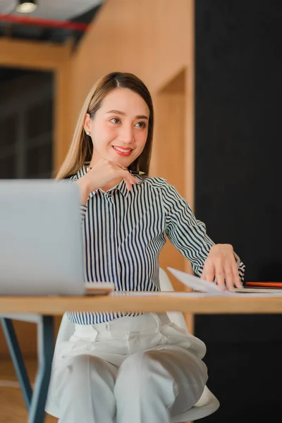 Jonge Aziatische Zakenvrouw Werkt Laptop Computer Met Rekenmachine Modern Kantoor — Stockfoto