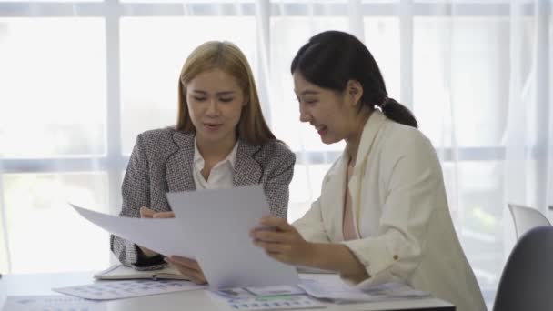 Due Donne Affari Asiatiche Hanno Discusso Loro Idee Una Riunione — Video Stock