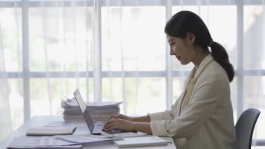 Finansal grafik belgeleriyle çalışan Asyalı kadın muhasebeci, çizelgeler için vergileri hesaplıyor ve ev gelirlerinin grafiklerini çıkarıyor. Dizüstü bilgisayarda çalışan ve harcama bütçesi planlayan iş kadını.