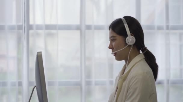 Call Center Asian Woman Call Center Employee Internet Customer Service — Stockvideo