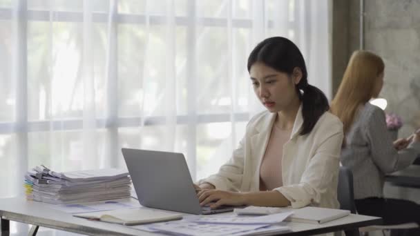 Asian Female Accountant Working Financial Graph Documents Calculate Taxes Charts — Stockvideo