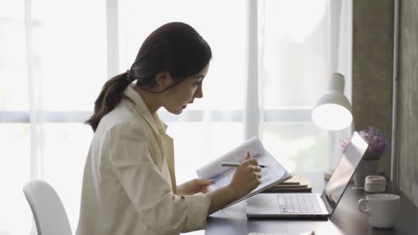 Femme Comptable Asiatique Travaillant Avec Des Documents Graphiques Financiers Calculer — Video