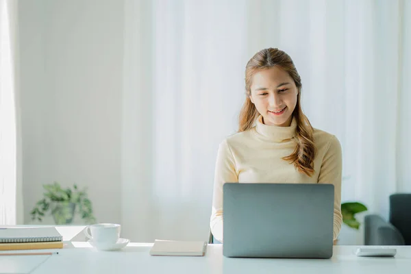 Aziatische Zakenvrouw Die Zich Concentreert Papierwerk Rapporten Opstelt Analyseren Van — Stockfoto