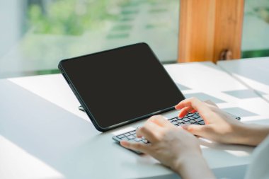 Modern işyerinde iş bilgileri ararken boş ekran dijital tableti kullanan işadamlarının yakın plan görüntüleri