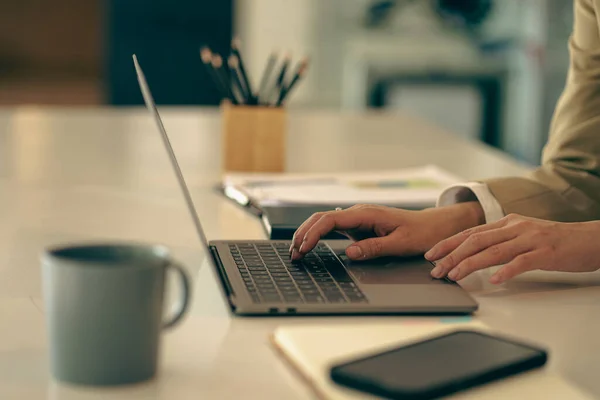 Close Van Zakenman Met Behulp Van Een Blanco Scherm Digitale — Stockfoto