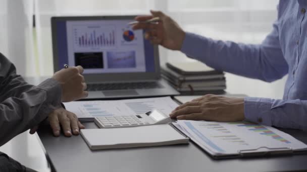 オフィスで財務文書を分析している企業の同僚チームワークとブレインストーミング計画財務報告分析事業計画投資財務分析コンセプト — ストック動画