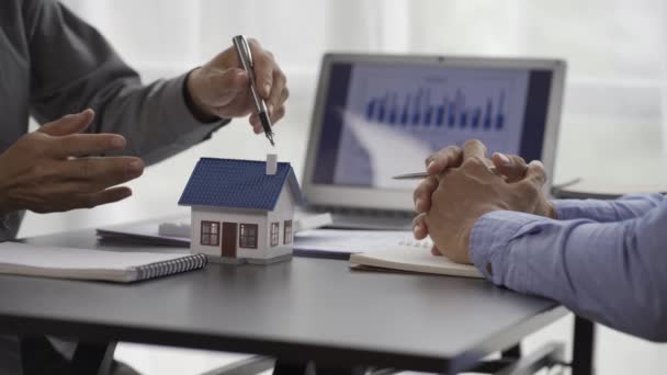 Agentes Imobiliários Com Clientes Falam Sobre Contratos Oferecer Taxas Juros — Vídeo de Stock