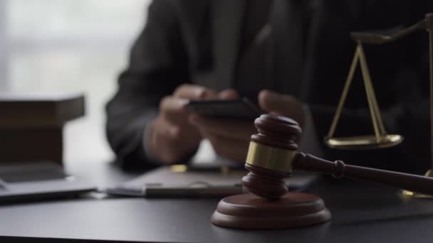 Молот Весы Судьи Размещенные Рядом Адвокатами Отвечают Сообщения Смартфонов Фоновом — стоковое видео