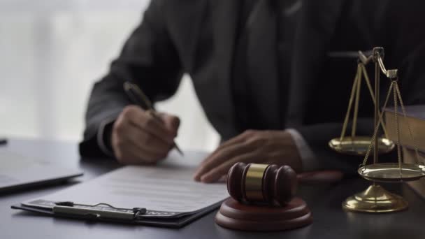Hukuk Bürosu Avukatı Çekiçle Çalışıyor Sözleşme Belgeleriyle Birlikte Dizüstü Bilgisayarla — Stok video