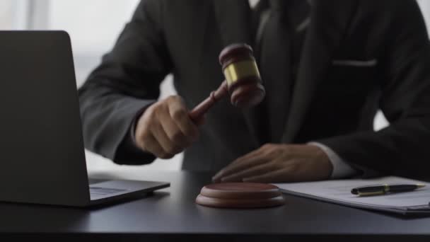 Advocaat Werkt Met Hamer Weegschalen Met Contract Documenten Met Laptop — Stockvideo
