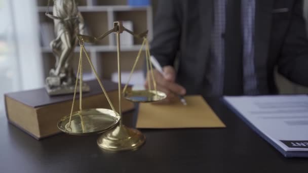 Advogado Escritório Advocacia Trabalhando Com Martelo Balanças Com Documentos Contratuais — Vídeo de Stock