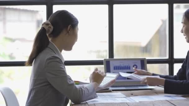 Due Colleghe Asiatiche Una Riunione Lavoro Discutono Del Progetto Prendono — Video Stock