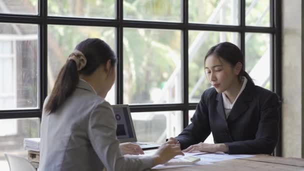 Dos Compañeras Asiáticas Una Reunión Negocios Discutiendo Proyecto Toman Notas — Vídeo de stock