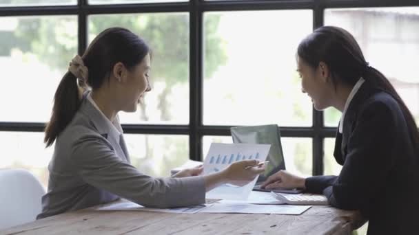Zwei Asiatische Kolleginnen Diskutieren Einem Geschäftstreffen Das Projekt Und Machen — Stockvideo