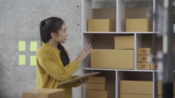 Iniciar Uma Pme Pequeno Empresário Mulheres Asiáticas Independentes Usando Laptop — Vídeo de Stock