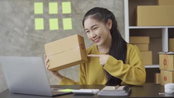 Uruchomić Mśp Mały Przedsiębiorca Biznesowy Niezależnych Azjatyckich Kobiet Korzystających Laptopa — Wideo stockowe