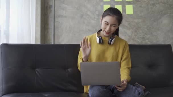 Evde Dizüstü Bilgisayarla Çalışan Asyalı Bir Üniversite Öğrencisi Boynuna Kulaklık — Stok video