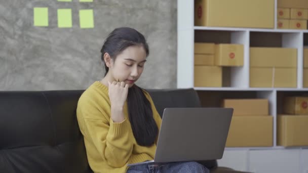 Mujer Asiática Sosteniendo Tarjeta Crédito Línea Compras Portátil Casa Sofá — Vídeos de Stock