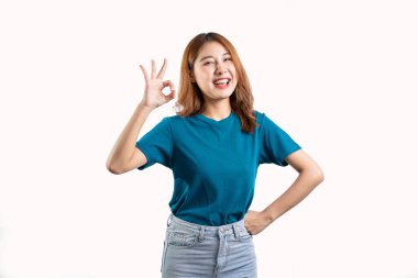 Asyalı bir kadının portresi gülümseyen ve elini uzatarak el hareketi yapan, beyaz arka planda izole bir kopya alanı sunuyor..