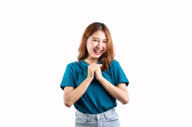 Asyalı bir kadının portresi gülümseyen ve elini uzatarak el hareketi yapan, beyaz arka planda izole bir kopya alanı sunuyor..