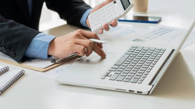Dizüstü bilgisayar veri analizi üzerinde çalışan iş adamları. Online çalışma konsepti.