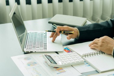 Dizüstü bilgisayar veri analizi üzerinde çalışan iş adamları. Online çalışma konsepti.