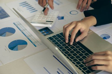Dizüstü bilgisayar veri analizi üzerinde çalışan iş adamları. Online çalışma konsepti.