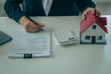 Gayrimenkul Sigortası Fikirleri Emlak acenteleri ev sigortası sunar ve satışı müşteri ofiste resmi bir anlaşma altında imzaladıktan hemen sonra kapatır..