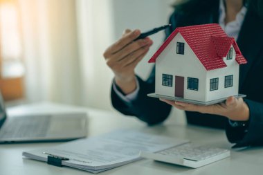 Gayrimenkul Sigortası Fikirleri Emlak acenteleri ev sigortası sunar ve satışı müşteri ofiste resmi bir anlaşma altında imzaladıktan hemen sonra kapatır..