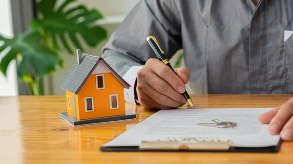 Real Estate Home Insurance Ideas Real estate agents offer home insurance and close the sale immediately after the customer signs the purchase contract under a formal agreement in the office.