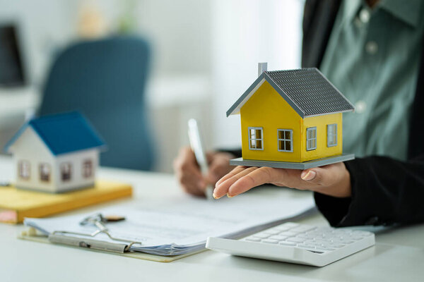 Real Estate Home Insurance Ideas Real estate agents offer home insurance and close the sale immediately after the customer signs the purchase contract under a formal agreement in the office.