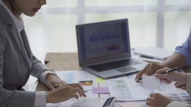 Pequeño Grupo Jóvenes Una Reunión Negocios Equipo Una Oficina Moderna — Vídeos de Stock