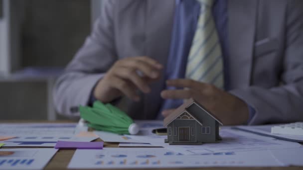 Immobiliengeschäft Versicherungskonzept Geschäftsmann Mit Regenschirm Zum Schutz Des Hausmaklers Mit — Stockvideo