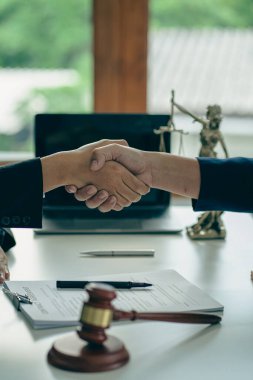 İş adamları anlaşma yapmak için el sıkışıyor. Erkek yargıç hukuk danışmanı. Bir erkek avukat ile bir iş müvekkili arasındaki iş birliği ve istişareden sonra mahkeme davaları planlama sözleşmesi..